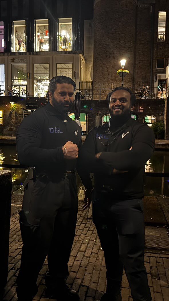 Beveiligers van D&L Security Services, netjes en representatief gekleed