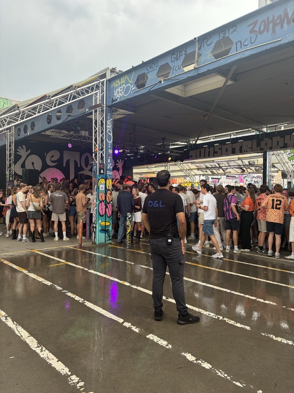 Beveiliger van D&L houdt overzicht over de menigte tijdens een festival